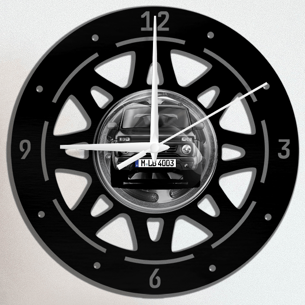 Taiga Wanduhr personalisiert mit deinem Auto u. Kennzeichen!