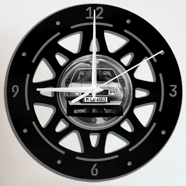 323 (5-Türer) Wanduhr personalisiert mit deinem Auto u. Kennzeichen!