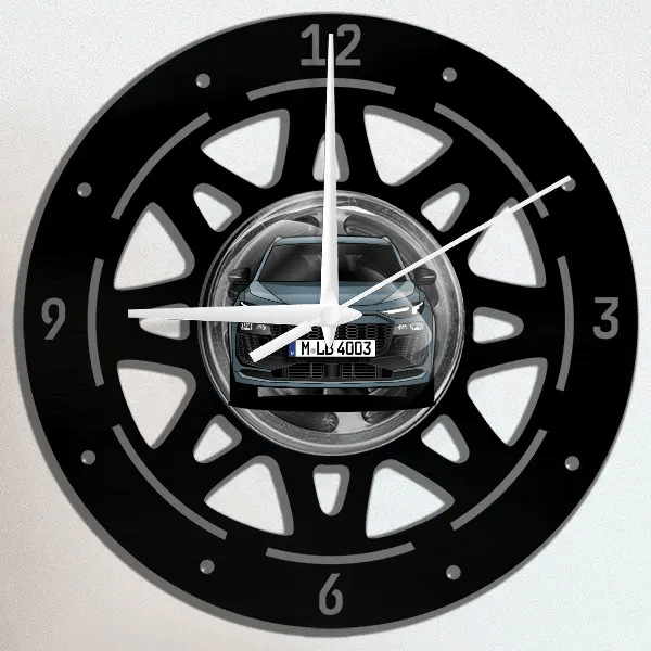 SQ6 e-tron Wanduhr personalisiert mit deinem Auto u. Kennzeichen!