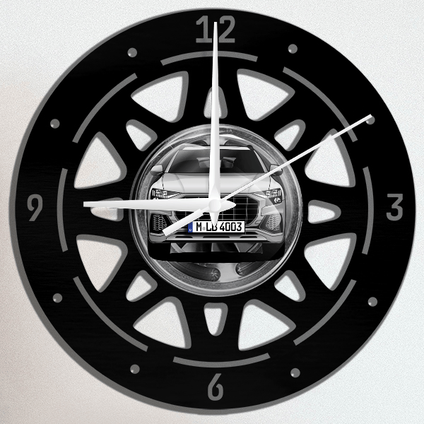 SQ8 Wanduhr personalisiert mit deinem Auto u. Kennzeichen!