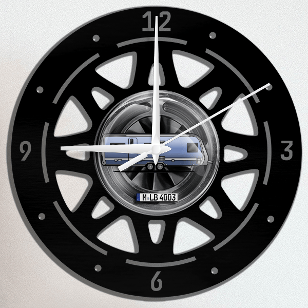 Prestige Wanduhr personalisiert mit deinem Campinganhänger u. Kennzeichen!