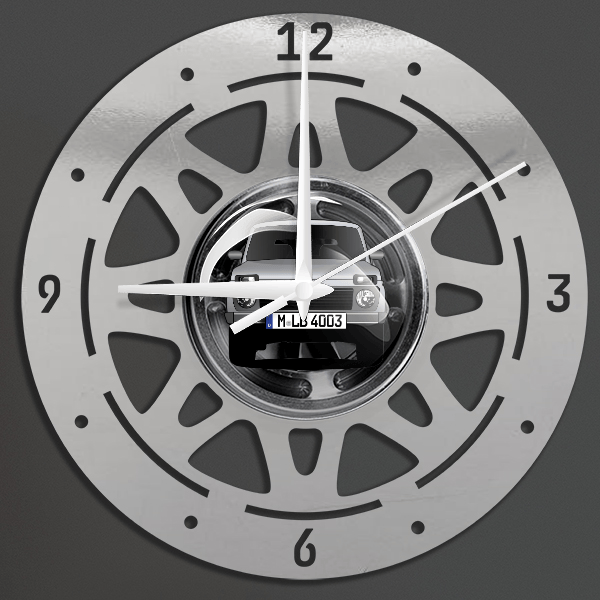 Niva Wanduhr personalisiert mit deinem Auto u. Kennzeichen!